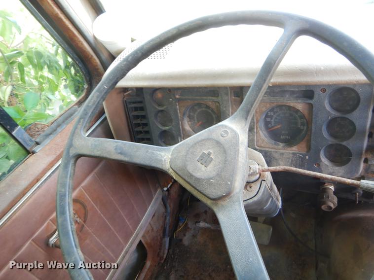 image for item EO9539 1983 International 2575 seed tender truck