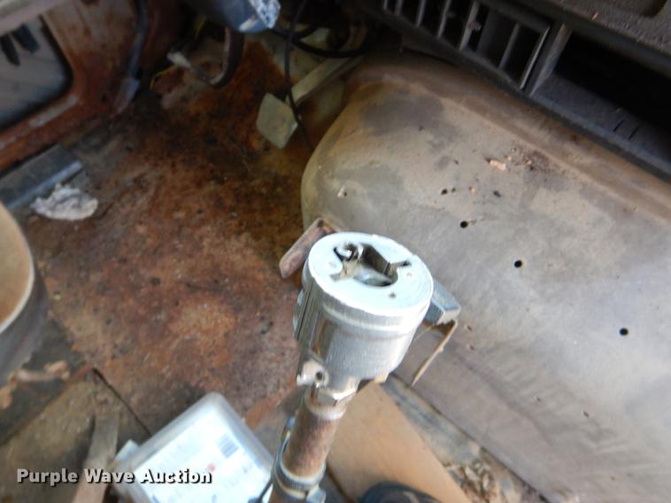 image for item EO9539 1983 International 2575 seed tender truck