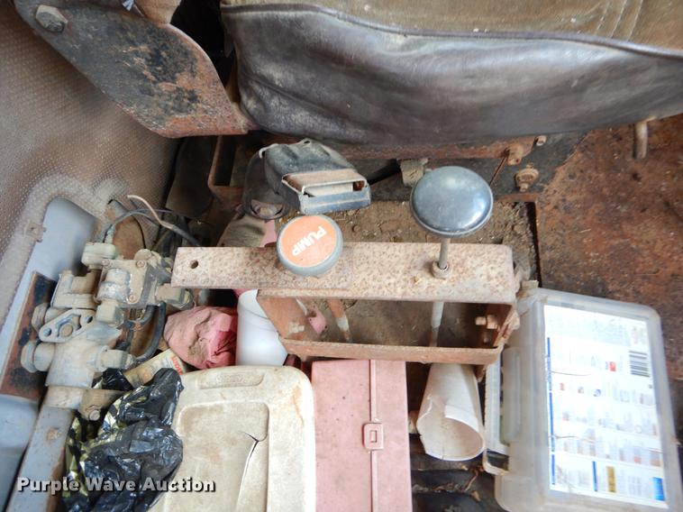 image for item EO9539 1983 International 2575 seed tender truck