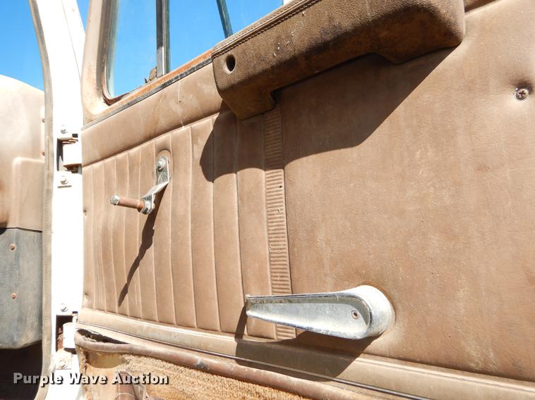 image for item EO9539 1983 International 2575 seed tender truck