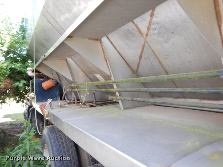 image for item EO9539 1983 International 2575 seed tender truck