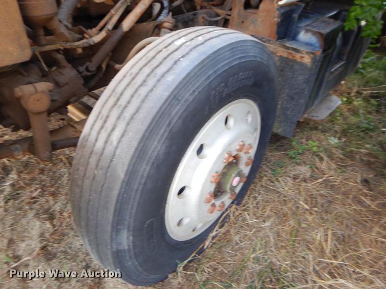 image for item EO9539 1983 International 2575 seed tender truck