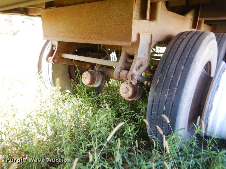 image for item EO9540 1992 Wilson DWH-200 double hopper bottom grain trailer