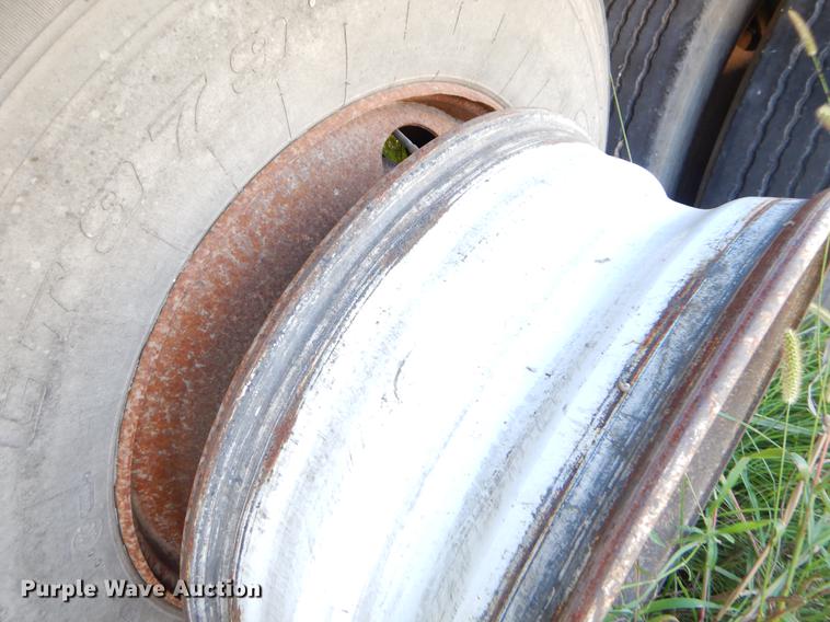 image for item EO9540 1992 Wilson DWH-200 double hopper bottom grain trailer