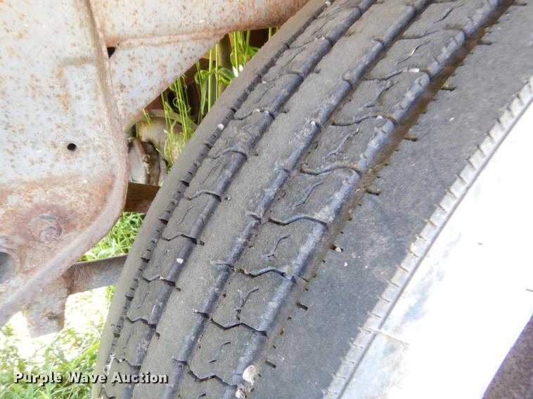 image for item EO9540 1992 Wilson DWH-200 double hopper bottom grain trailer