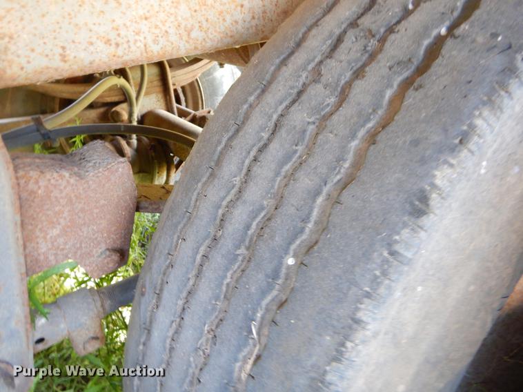 image for item EO9540 1992 Wilson DWH-200 double hopper bottom grain trailer