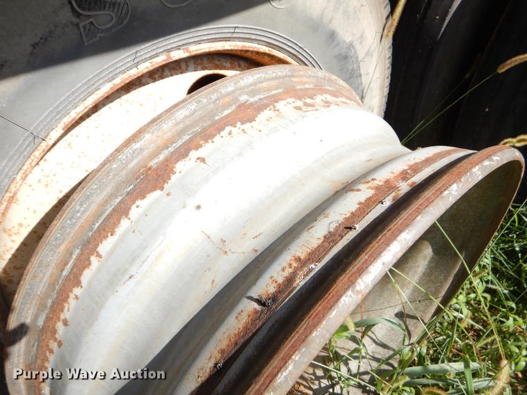 image for item EO9540 1992 Wilson DWH-200 double hopper bottom grain trailer