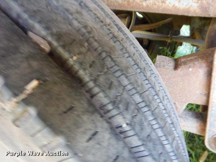 image for item EO9540 1992 Wilson DWH-200 double hopper bottom grain trailer