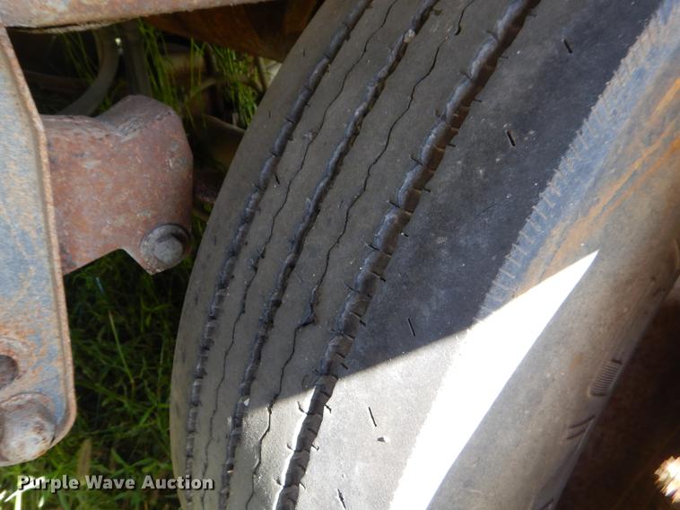 image for item EO9540 1992 Wilson DWH-200 double hopper bottom grain trailer