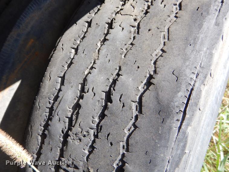 image for item EO9540 1992 Wilson DWH-200 double hopper bottom grain trailer