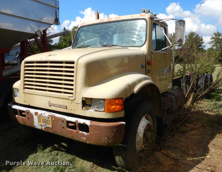 image for item EO9541 1990 International 4900 truck cab and chassis