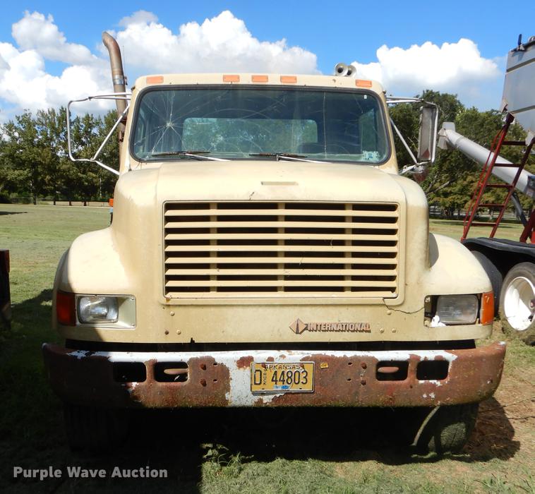 image for item EO9541 1990 International 4900 truck cab and chassis
