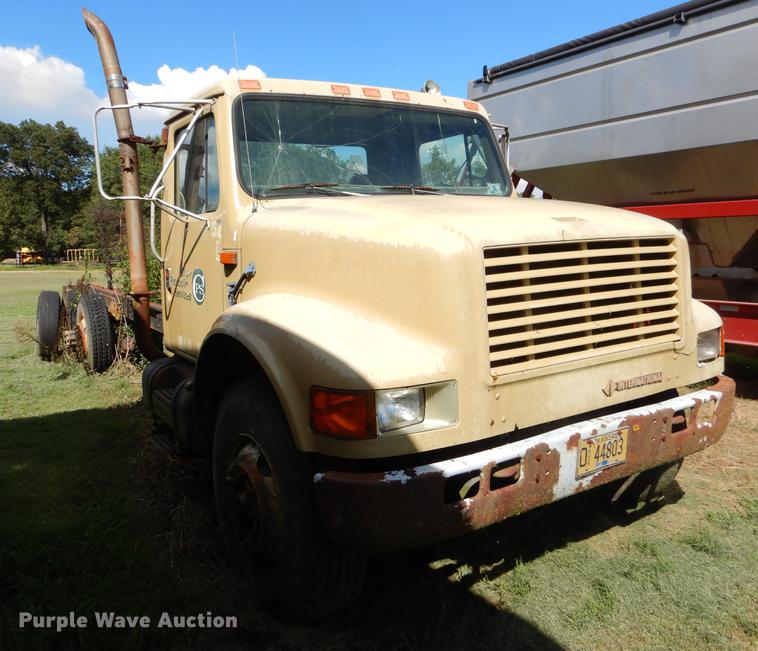 image for item EO9541 1990 International 4900 truck cab and chassis