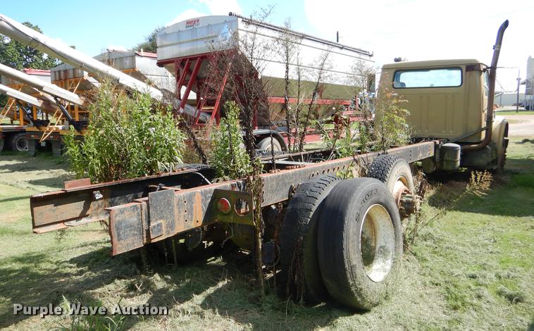 image for item EO9541 1990 International 4900 truck cab and chassis