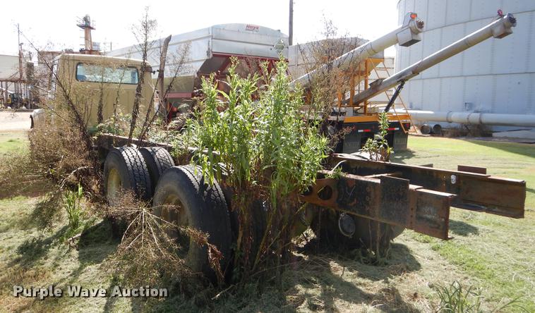 image for item EO9541 1990 International 4900 truck cab and chassis