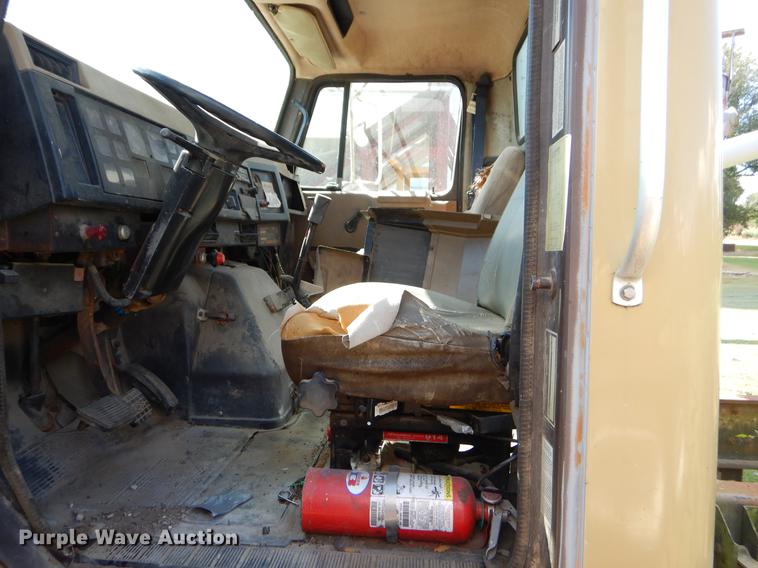 image for item EO9541 1990 International 4900 truck cab and chassis