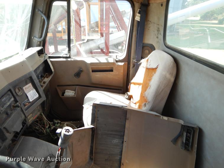 image for item EO9541 1990 International 4900 truck cab and chassis
