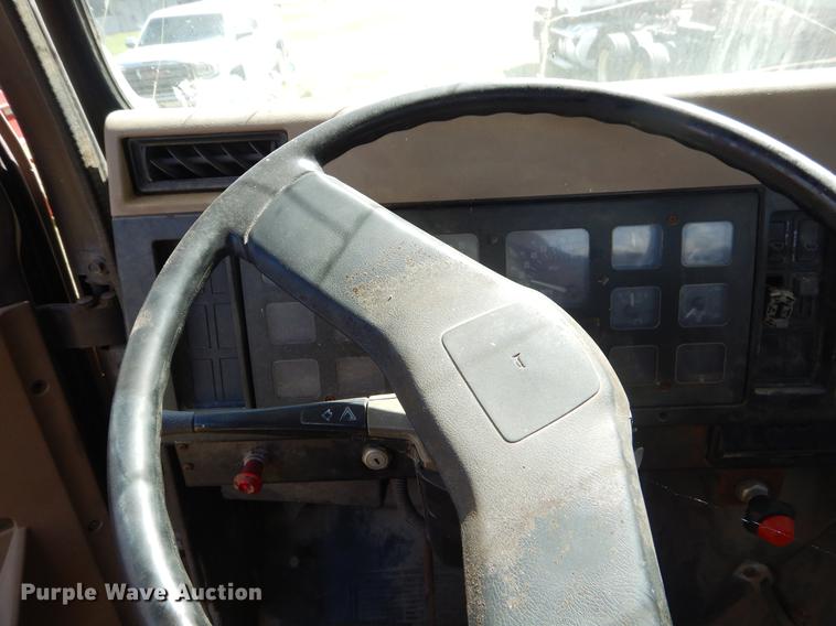 image for item EO9541 1990 International 4900 truck cab and chassis