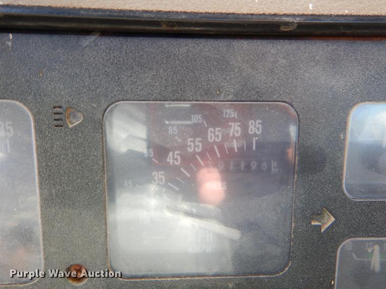 image for item EO9541 1990 International 4900 truck cab and chassis