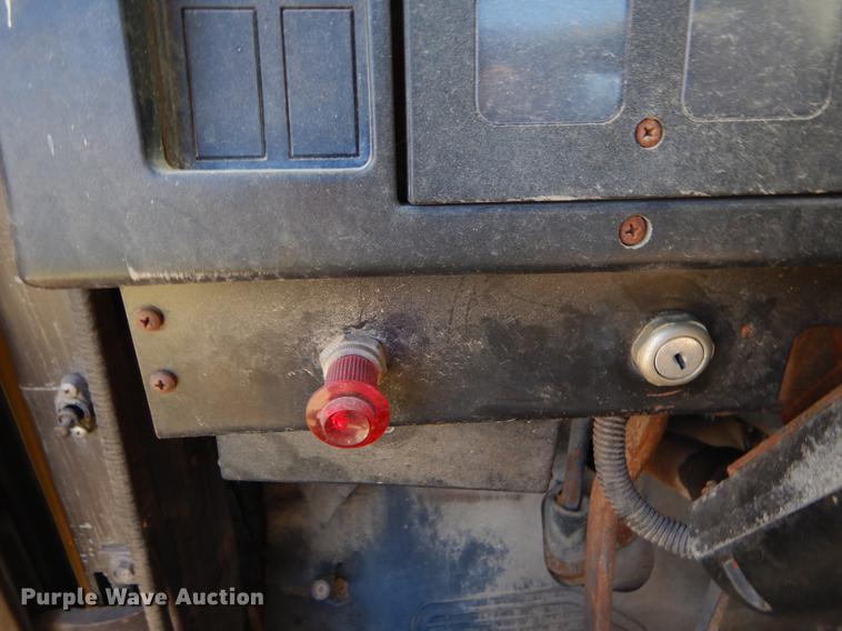 image for item EO9541 1990 International 4900 truck cab and chassis