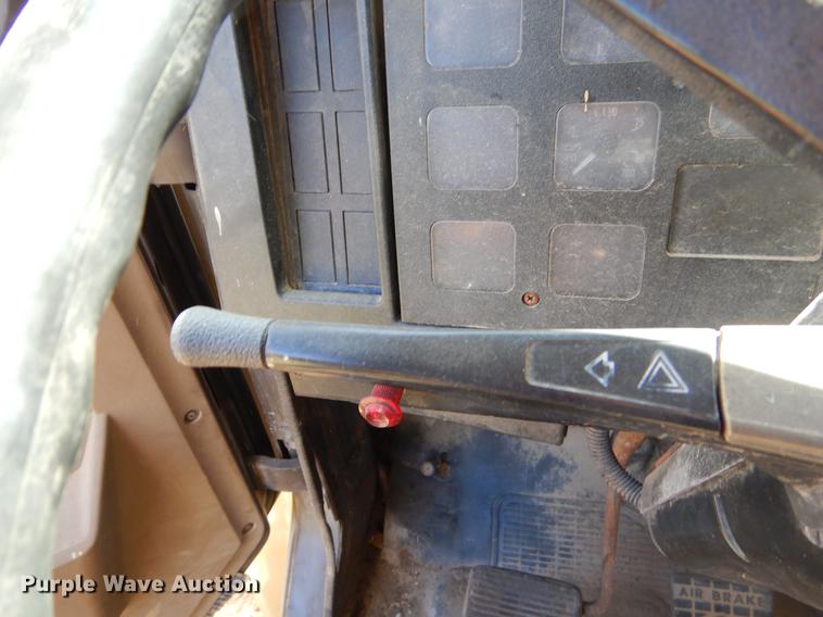 image for item EO9541 1990 International 4900 truck cab and chassis