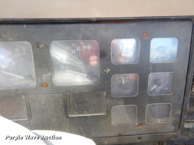 image for item EO9541 1990 International 4900 truck cab and chassis