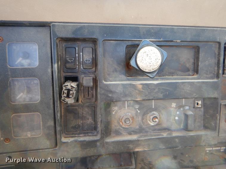 image for item EO9541 1990 International 4900 truck cab and chassis