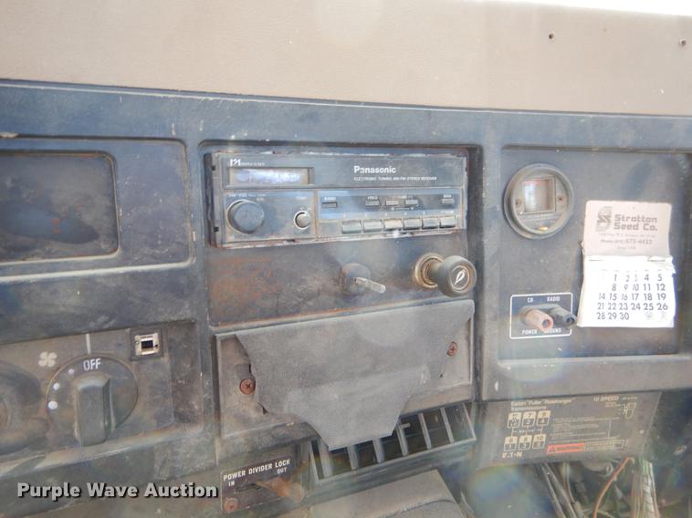 image for item EO9541 1990 International 4900 truck cab and chassis