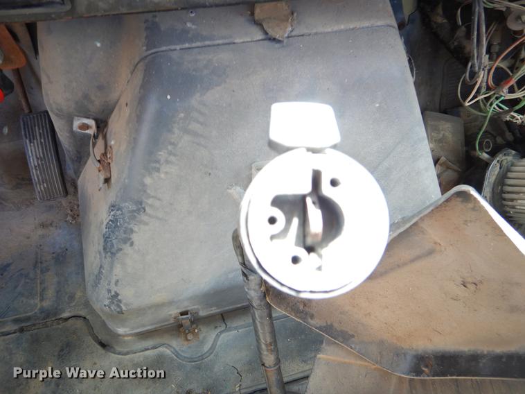 image for item EO9541 1990 International 4900 truck cab and chassis