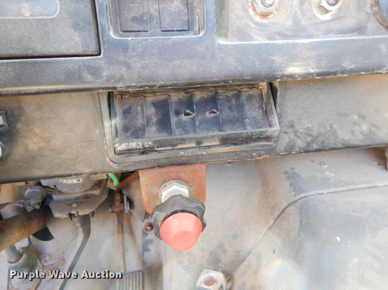 image for item EO9541 1990 International 4900 truck cab and chassis