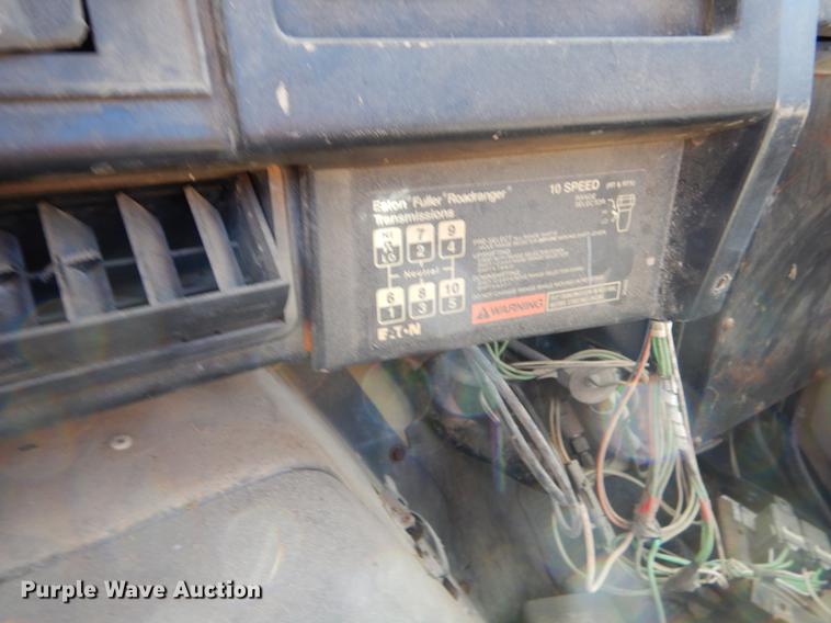 image for item EO9541 1990 International 4900 truck cab and chassis