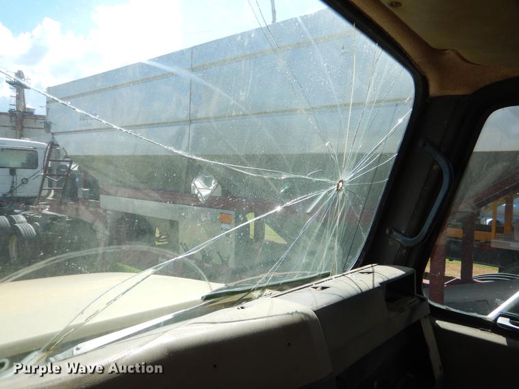 image for item EO9541 1990 International 4900 truck cab and chassis