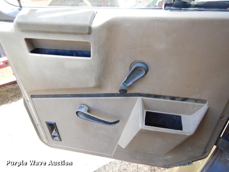 image for item EO9541 1990 International 4900 truck cab and chassis