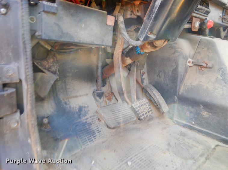 image for item EO9541 1990 International 4900 truck cab and chassis