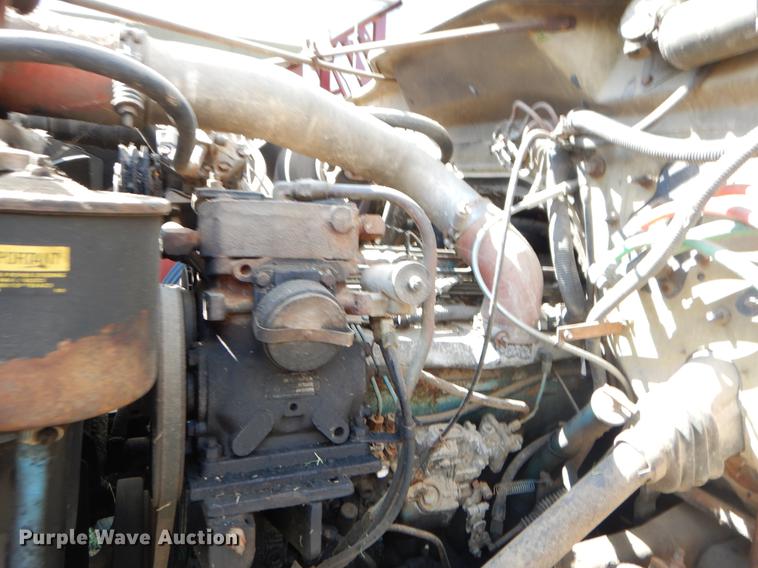 image for item EO9541 1990 International 4900 truck cab and chassis