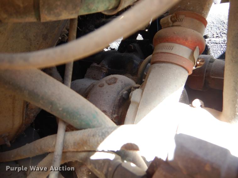 image for item EO9541 1990 International 4900 truck cab and chassis