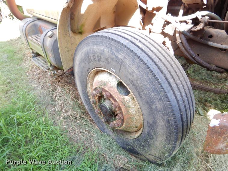 image for item EO9541 1990 International 4900 truck cab and chassis