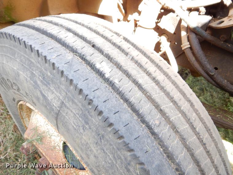 image for item EO9541 1990 International 4900 truck cab and chassis