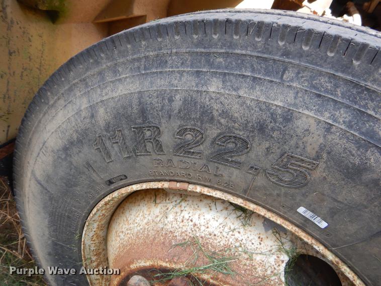 image for item EO9541 1990 International 4900 truck cab and chassis