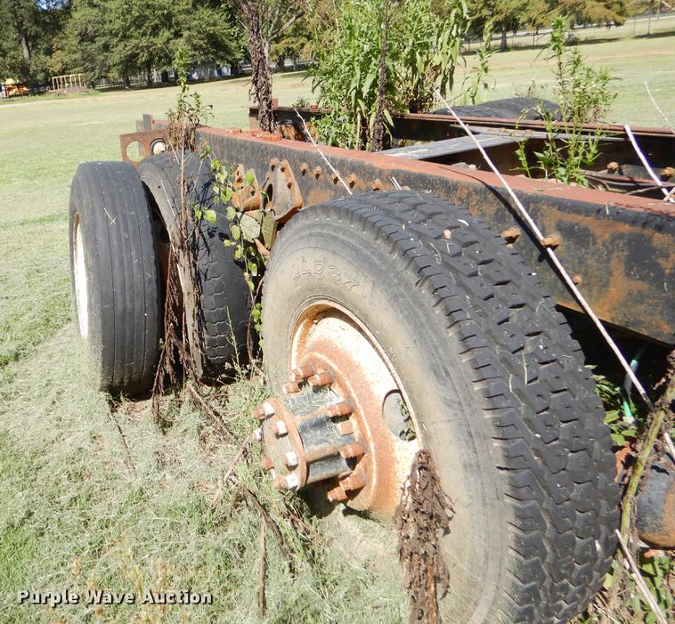 image for item EO9541 1990 International 4900 truck cab and chassis