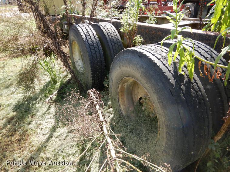 image for item EO9541 1990 International 4900 truck cab and chassis