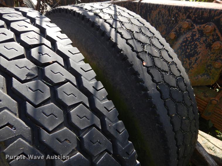 image for item EO9541 1990 International 4900 truck cab and chassis