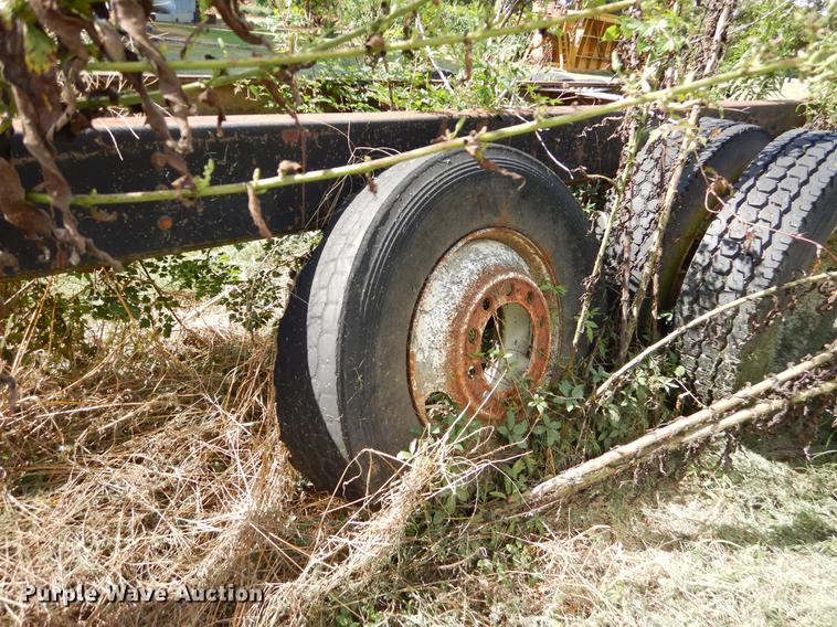 image for item EO9541 1990 International 4900 truck cab and chassis