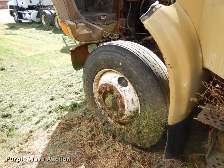 image for item EO9541 1990 International 4900 truck cab and chassis