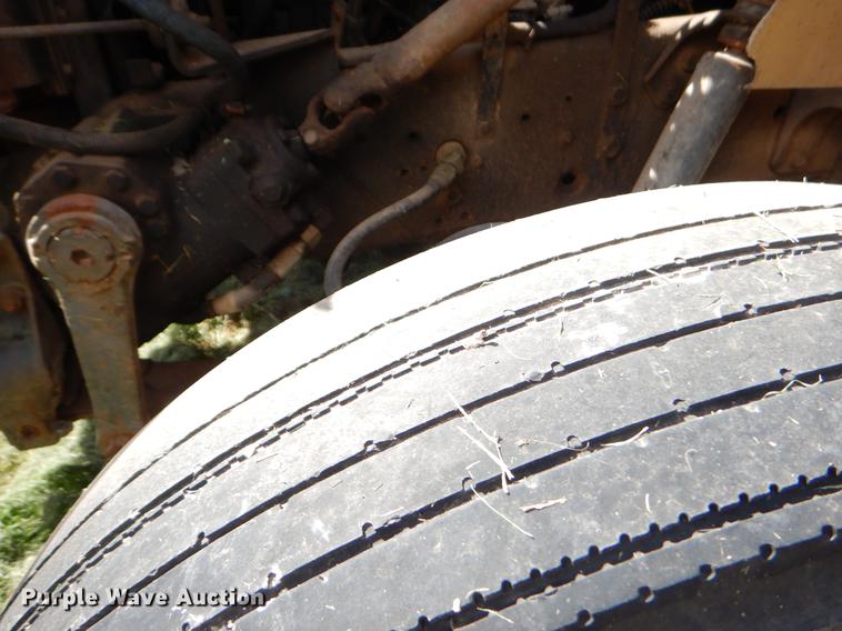 image for item EO9541 1990 International 4900 truck cab and chassis