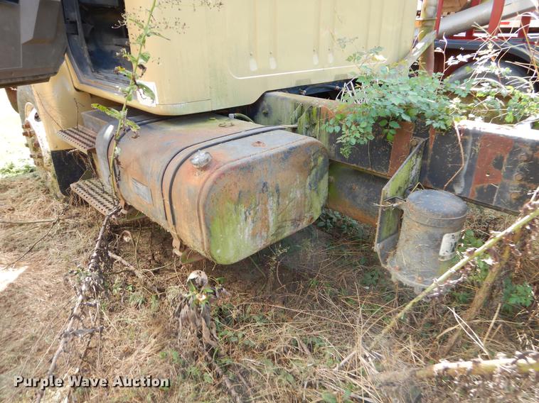 image for item EO9541 1990 International 4900 truck cab and chassis