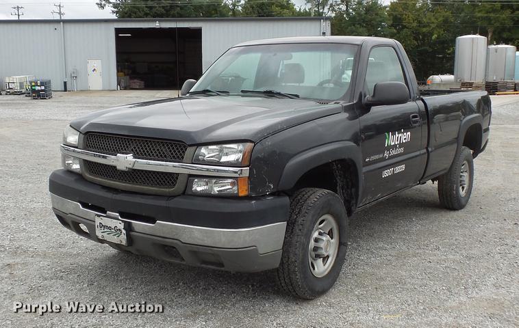 image for item FT9856 2004 Chevrolet Silverado 2500 pickup truck