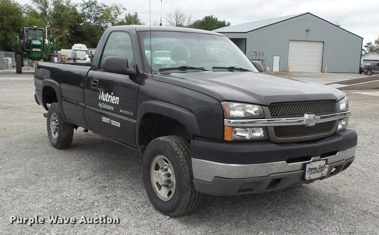 image for item FT9856 2004 Chevrolet Silverado 2500 pickup truck