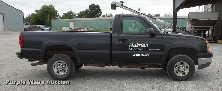 image for item FT9856 2004 Chevrolet Silverado 2500 pickup truck