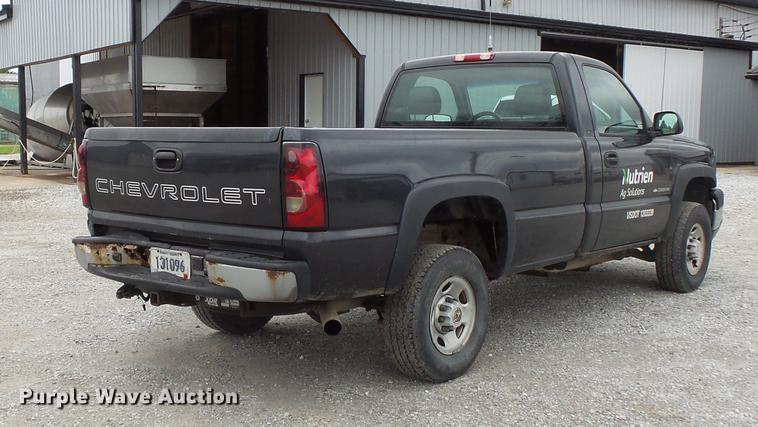 image for item FT9856 2004 Chevrolet Silverado 2500 pickup truck